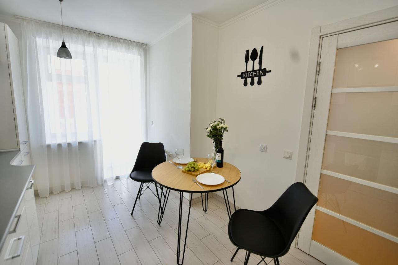 Cozy Apartment Next To The Park テルノーピリ エクステリア 写真